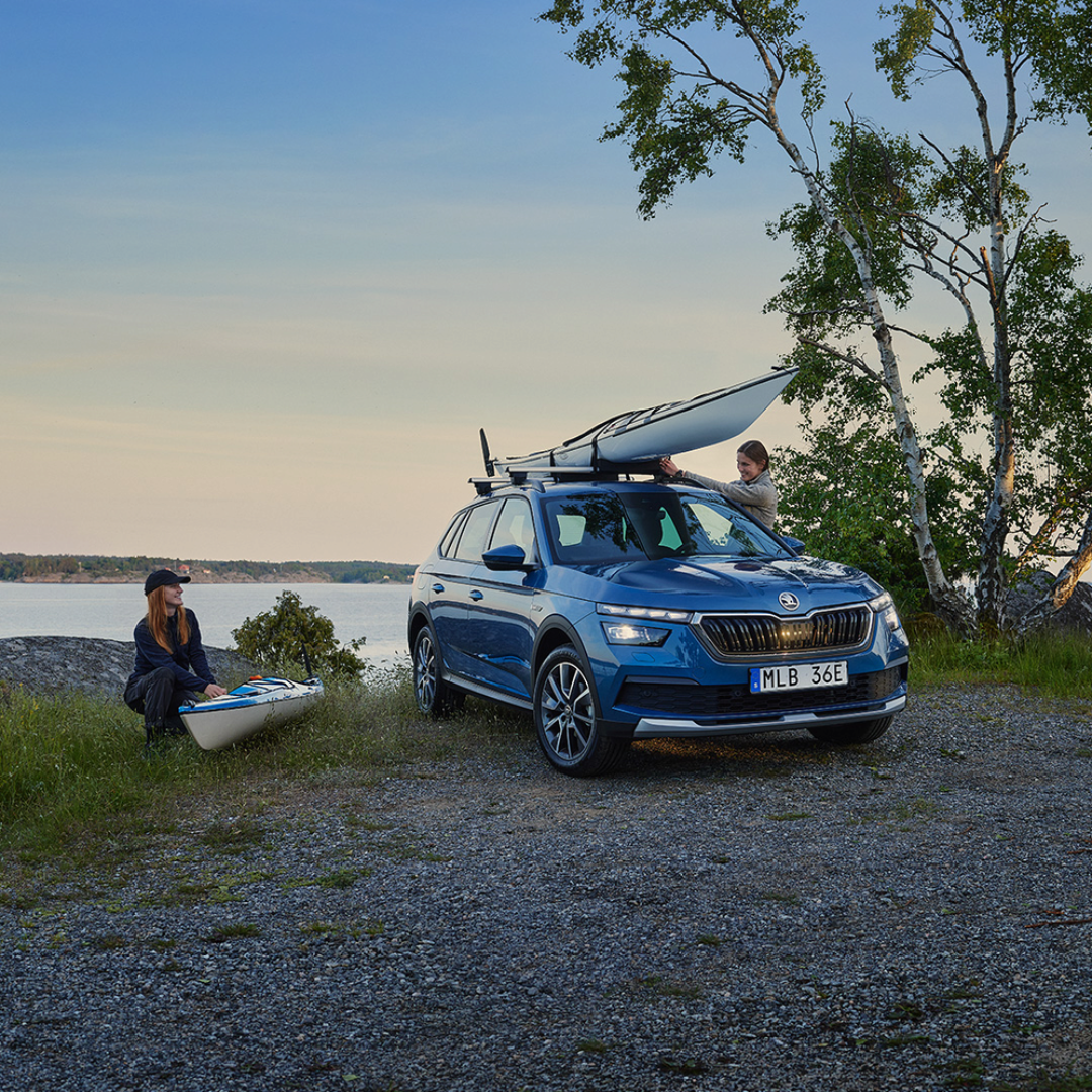 Blå Skoda Kamiq Scoutline med kajak på taket