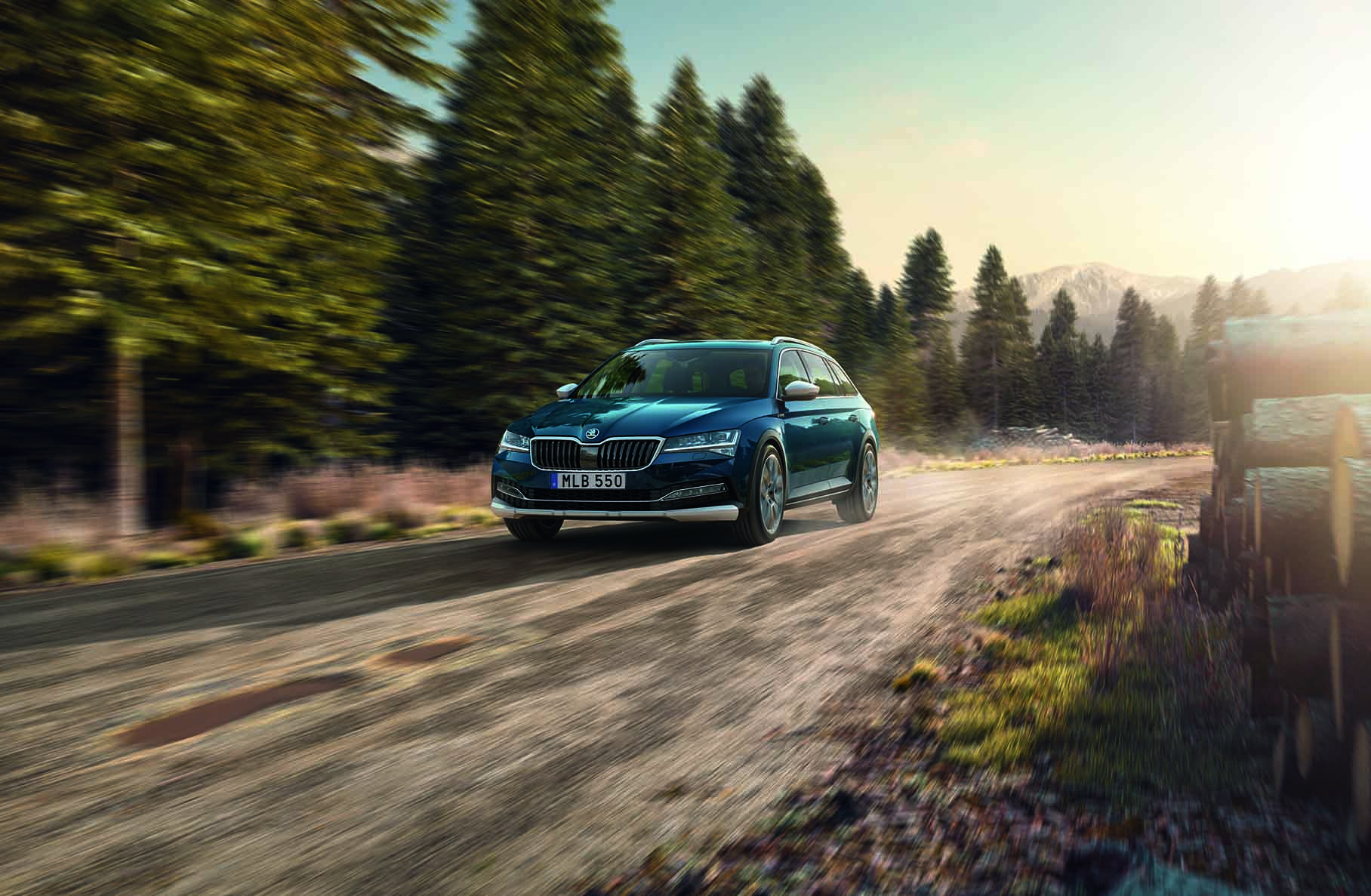 Blå Skoda Superb Combi Scout