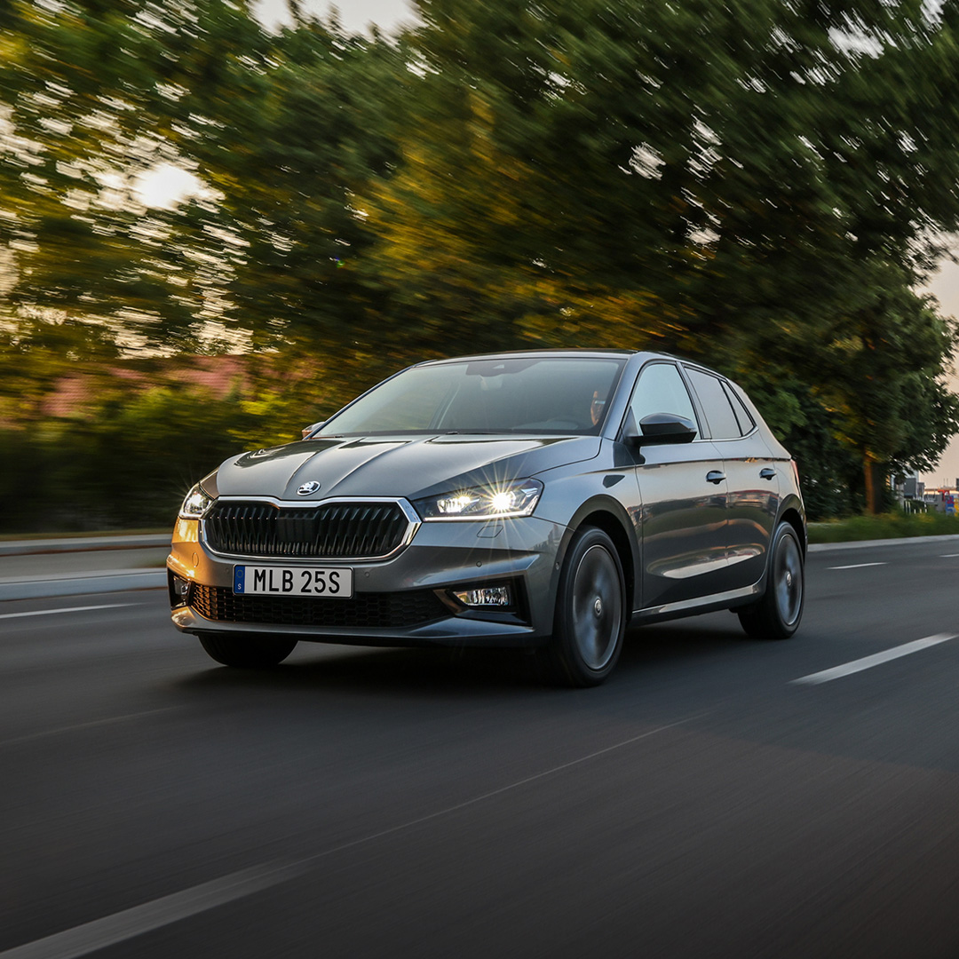 Grå Skoda Fabia